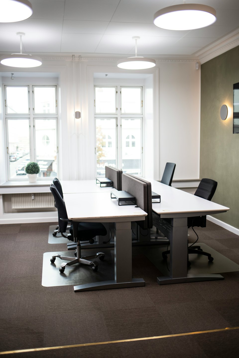 Postes de travail vides avec chaises dans un espace de bureau moderne.
