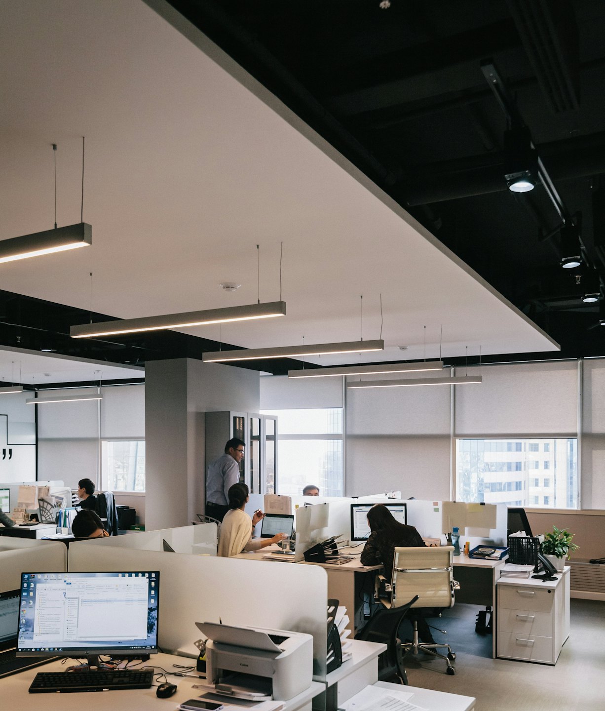 Une équipe diversifiée collaborant dans un bureau moderne décloisonné.